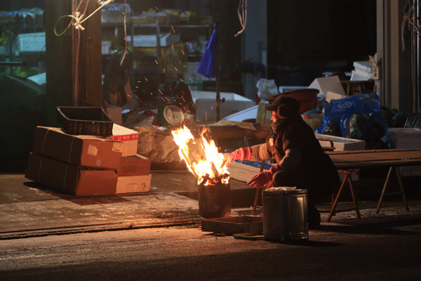 서둘러 불 지핀 자리마다 “불 잔 쫴”라는 말들이 돌림노래처럼 피어오른다.