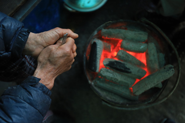 “함께 쬐문 좋제. 혼자만 쬐문 아까와.”