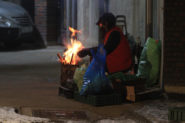 오래된 약속을 지키듯 맹추위에도 따순 이불속 꽃잠을 떨치고 일찌거니 장에 나섰다.