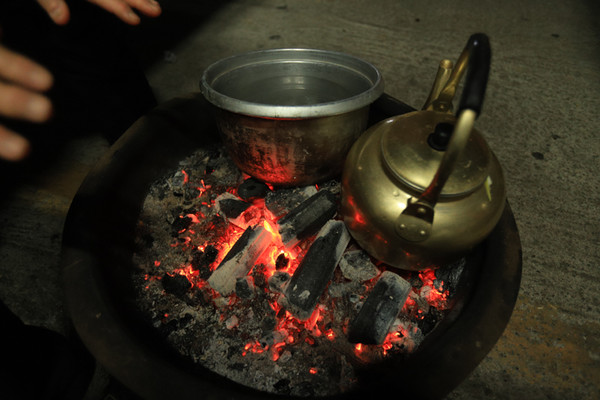 “요 스댕통에 물 뎁히는 것은 저그 생선전 갖다줄라고. 생선전은 더운 물이 많이 필요한께.” 건어물전 어매가 이웃한 생선전에 건네는 ‘뜨신 인심’.