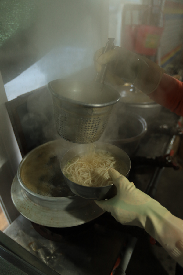 “추울 땐 속이 뜨셔야 워넌히 덜 추와.” 국수라는 온기를 말아낸다.