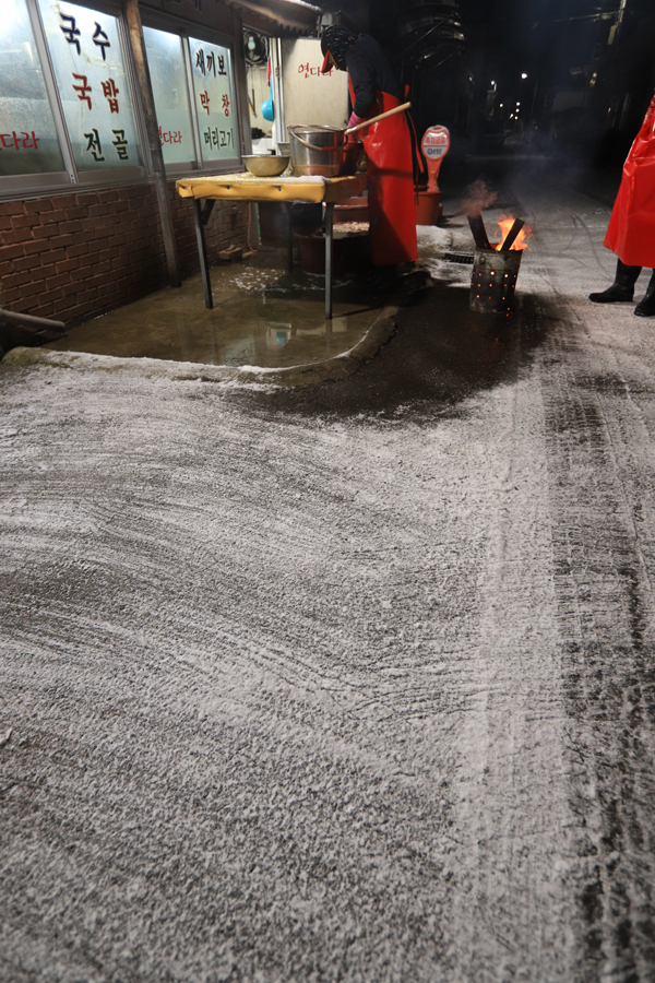 밤새 내린 눈 정갈히 쓸고 훈짐 피어올린다.
