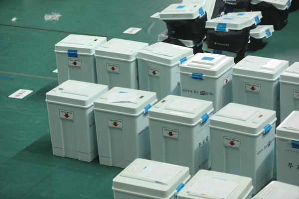 코로나 시국이었던 2020년 4월에 진행된 국회의원 선거 당시 투표함 모습.