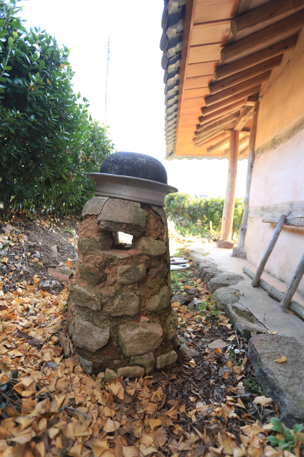 소박한 미감을 지닌 굴뚝을 강골마을 곳곳에서 만날 수 있다.