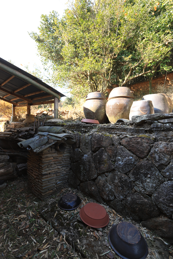 아치실댁 뒤안의 굴뚝. 예전에 김칫독을 묻었던 자리와 짝해서 정다운 풍경을 이룬다.