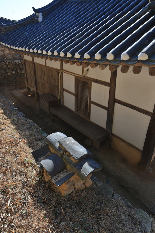 이진래 고택 뒤안의 굴뚝. 소략해서 자그마하게 만든 뜻은 집안의 연기가 솟구치며 주변 사람들에게 위세 떠는 것을 방지하기 위함이라고 한다.