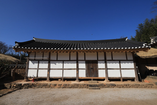 이진래 고택 곳간. 회벽에 네모난 면들의 조화와 비례가 눈길을 끈다.