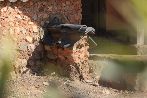 이준회 고택의 낮은 굴뚝.