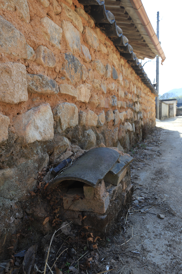 고샅 담장 밑 굴뚝.