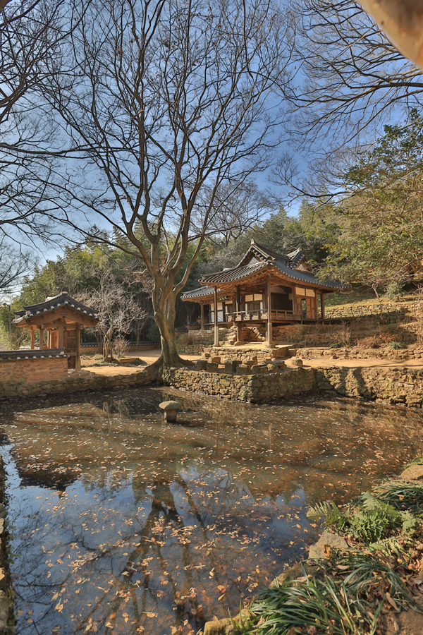 연못과 정원과 정자가 아름답게 어우러진 열화정.