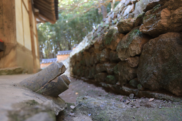 열화정의 굴뚝은 토방 위에 있다. 머리를 세우고 등에 중생을 모시고 천상의 세계로 들어가는 거북이처럼 보인다.