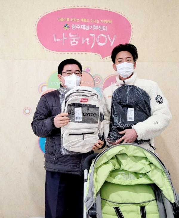 신학기를 맞아 책가방을 기부한 유장석 MC.