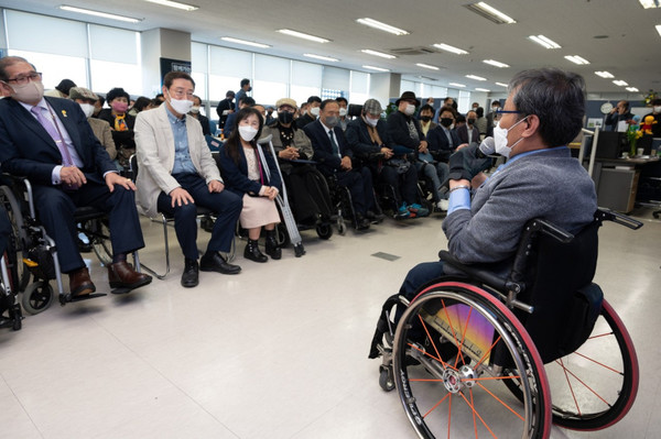 이용섭 광주광역시장 예비후보 캠프 장애인위원회 발대식에서 정진삼 상임위원장이 인사말을 하고 있다.