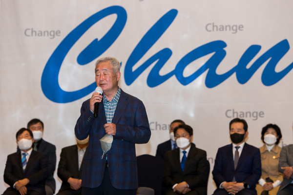 강정채 전 전남대학교 총장이 강기정 예비후보 경선선거대책본부 발대식에서 인사말을 하고 있다.