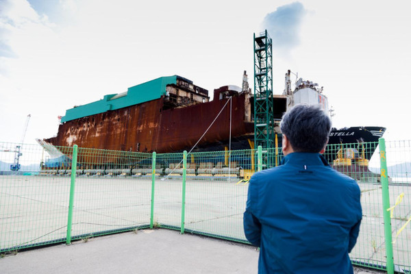 강기정 광주광역시장 예비후보가 목포신항에 거치된 세월호 선체를 바라보고 있다.