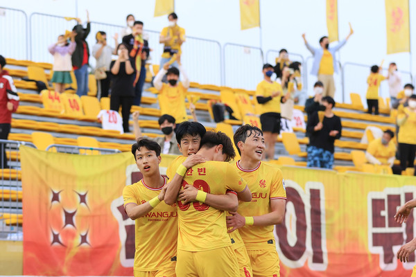 지난 10일 전남과의 경기에서 안영규 선수가 득점 후 세리머니를 하고 있다. 사진=광주FC 제공.