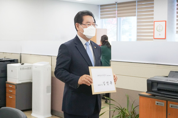 김영록 전라남도지사가 27일 예비후보 등록과 함께 본격적인 선거활동에 들어갔다.