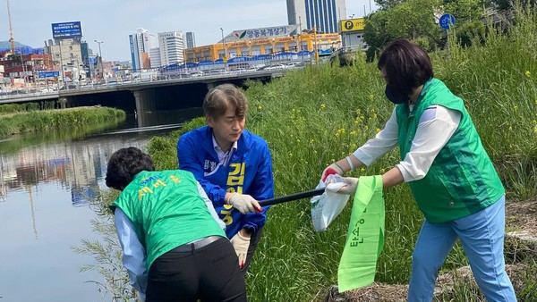 김이강 서구청장 예비후보가 ‘2배로 더 듣고 2배로 더 뛰겠다’는 각오를 밝히며, 새로운 선거문화의 시작을 알리는 ‘2만보 현장 소통’에 돌입했다. 사진=김이강 예비후보 제공