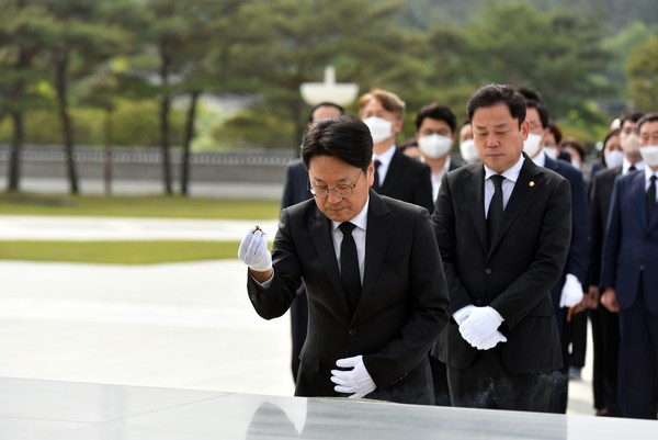 강기정 더불어민주당 광주시장 후보를 비롯한 6·1지방선거 출마자 일동이 6·1지방선거 후보 등록 첫날인 12일 오전 광주 북구 운정동 국립5·18민주묘지를 참배했다. 사진=더불어민주당 광주시당 제공