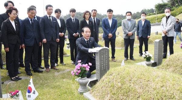주기환 국민의힘 광주광역시장 후보는 12일 오전 국립5·18민주묘지를 찾아 참배하고 오월 영령들의 넋을 기렸다. 사진=주기환 예비후보 캠프 제공
