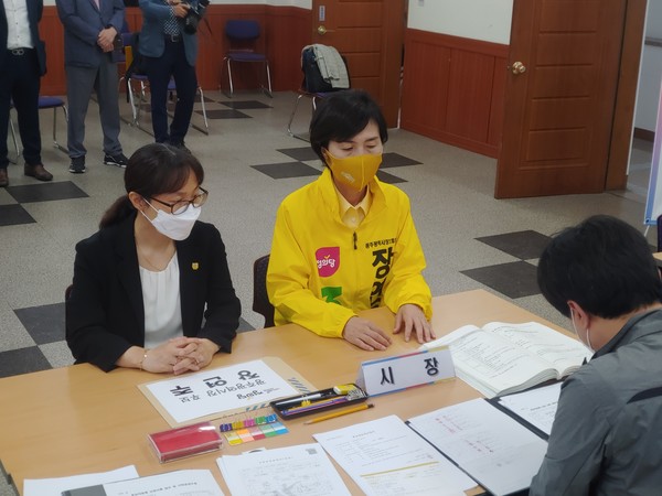 정의당 장연주 광주시장 후보는 12일 광주시 선거관리위원회에 후보 등록을 하고 본격적인 선거전에 돌입한다. 사진=정의당 광주시당 제공