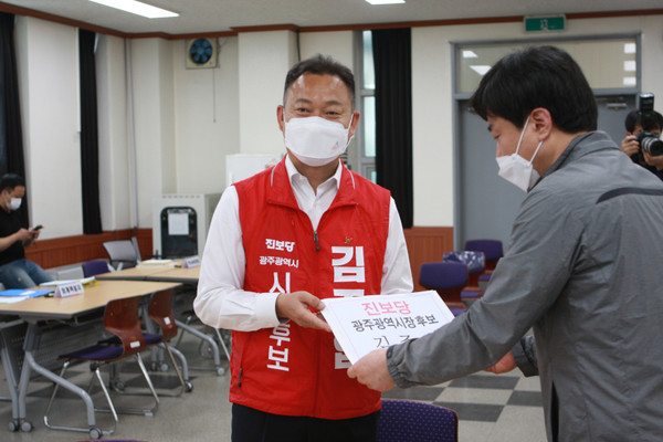 진보당 김주업 광주시장 후보도 12일 광주시선관위에 후보 등록을 마쳤다. 진보당 광주시당 제공