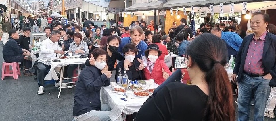 김이강 서구청장 후보가 지난 13일 저녁 양동시장을 찾아 코로나로 힘들었을 상인들을 위로하고, 전통시장 활성화에 대한 의견을 청취했다. 사진=김이강 후보 캠프 제공