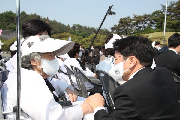 강기정 더불어민주당 광주광역시장 후보가 5·18민주화운동 42주년 기념식에 참석해 오월어머니를 위로하고 있다. 사진=강기정 후보 캠프 제공