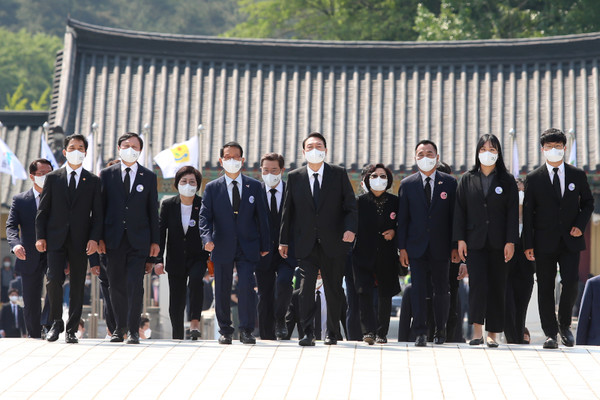 제42주년 5·18민주화운동 기념식에 참석한 윤석열 대통령과 시민들이 민주의문을 통해 입장하고 있다. 