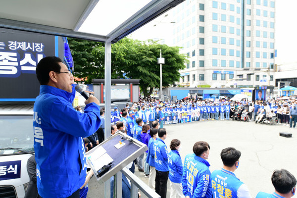 김영록 더불어민주당 전라남도지사 후보가 19일 전남 목포역 광장에서 첫 유세를 갖고 도민들의 압도적인 지지를 호소했다.  김영록 후보 캠프 제공.