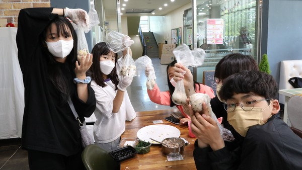 21일 광산구청소년수련관에서 '청소년과 주먹밥' 행사에 참여한 학생들이 직접 주먹밥을 만들고 주먹밥의 의미를 배우는 시간을 가졌다.