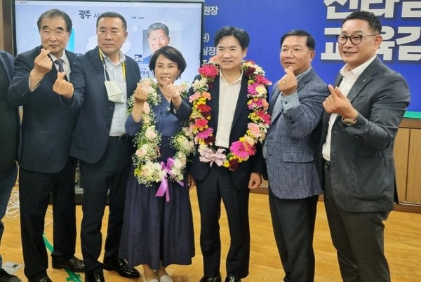 당선을 축하받고 있는 김대중 후보.  사진=김대중 후보 제공.