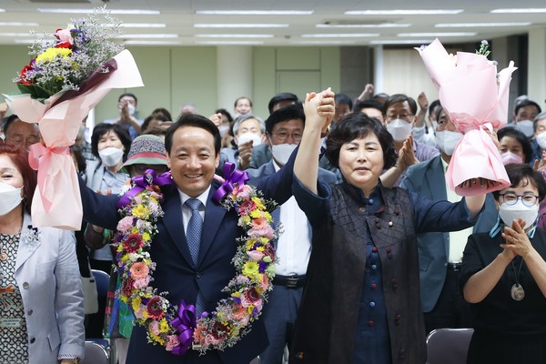 동구청장에 당선된 임택 후보가 축하를 받고 있다.