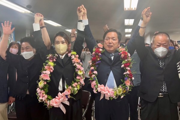 남구청장에 당선된 김병내 후보가 축하를 받고 있다.