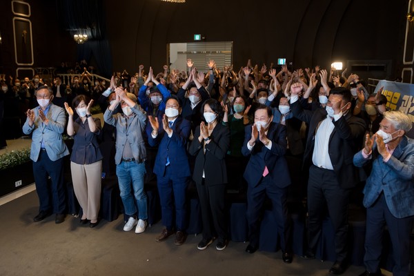 강기정_후보와 지지자들이 방송3사 출구조사 발표에 박수를 치고 있다.