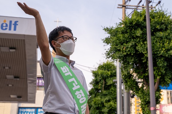 녹색당 박고형준 남구의원 후보가 지난 6·1지방선거를 앞둔 선거운동에서 손을 흔들며 인사하고 있다. 사진=박고형준 후보 캠프 제공