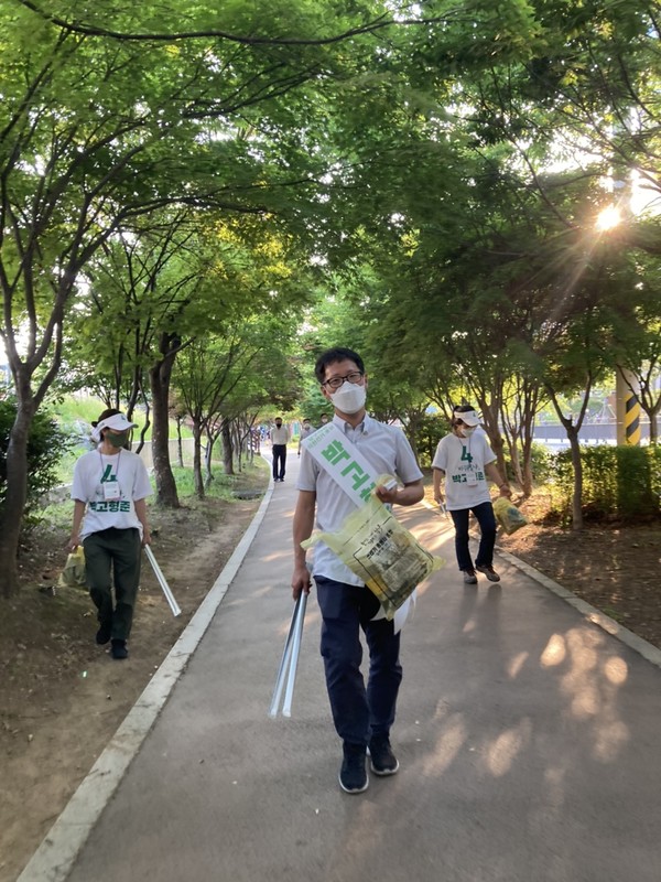 녹색당 박고형준 남구의원 후보가 선거운동을 하면서 쓰레기를 줍는 활동을 하며 유권자들을 만났다. 사진=박고형준 후보 캠프 제공