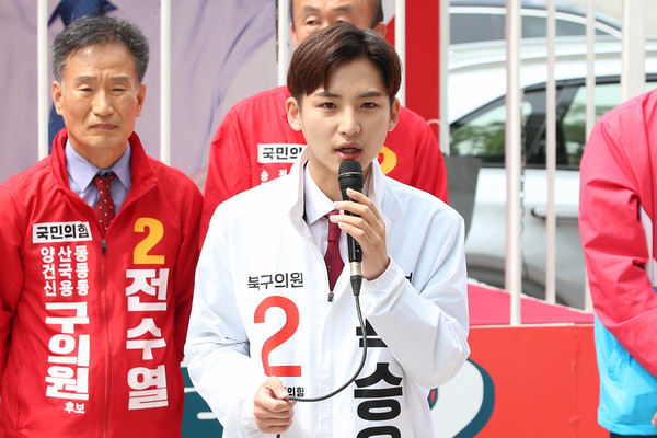 곽승용 후보가 광주역 광장에서 열린 지방선거 출정식에서 각오를 밝히고 있다.