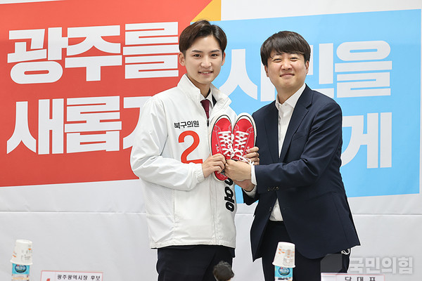 곽승용 후보가 이준석 당대표에게 빨간 운동화를 선물받고 있는 장면. / 사진=국민의힘 제공