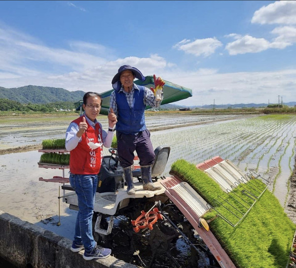 모내기 농가를 방문해 선거운동을 하고 있다. 사진=국강현 의원 페이스북.