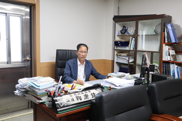 의회실에서 업무를 보고 있는 국강현 당선인.