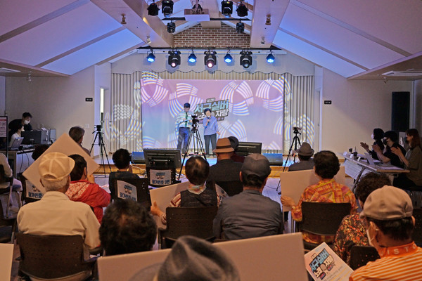 서구노인종합복지관 내 ‘서구실버노래자랑 유튜브 방송국’에서 펼쳐지고 있는 실버노래자랑 예선전 / 사진=광주광역시 서구청 제공