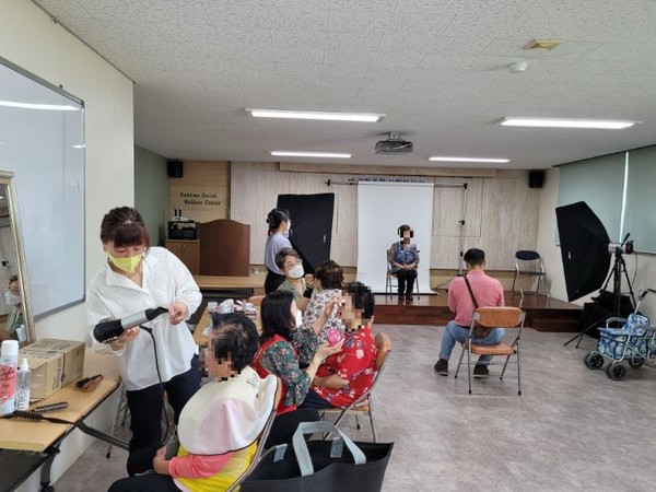 북구의 모 복지관에서 독거노인 어르신들을 대상으로 장수사진을 촬영해드리는 모습.