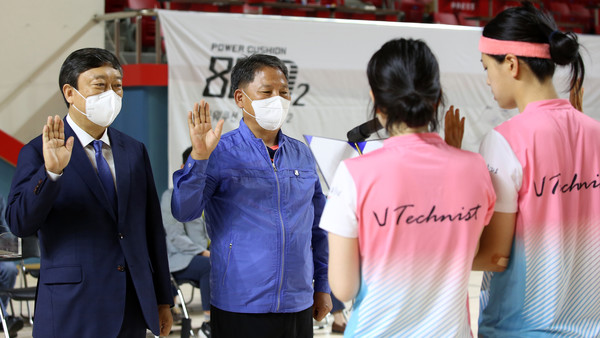 페어 플레이를 다짐하는 김명술 광주드림 대표(왼쪽부터)와 홍성길 광주광역시배드민턴협회장, 김미현-배정희 조