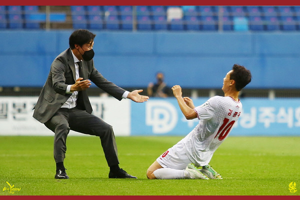 득점을 기뻐하는 김종우(오른쪽)와 이정효 감독 / 사진=광주FC 제공 