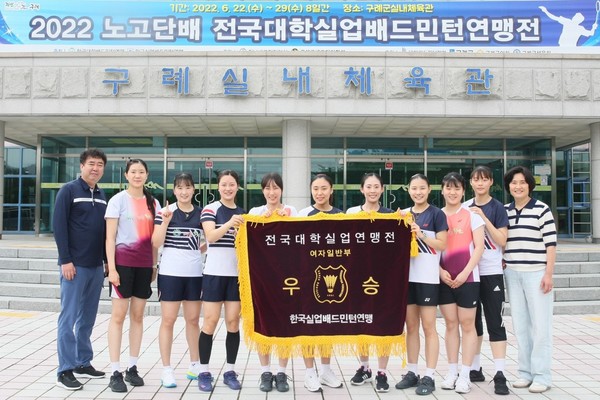 2022 노고단배 전국대학실업배드민턴연맹전 여자일반부 단체전 우승을 차지한 화순군청 배드민턴팀 / 사진=전라남도체육회 제공