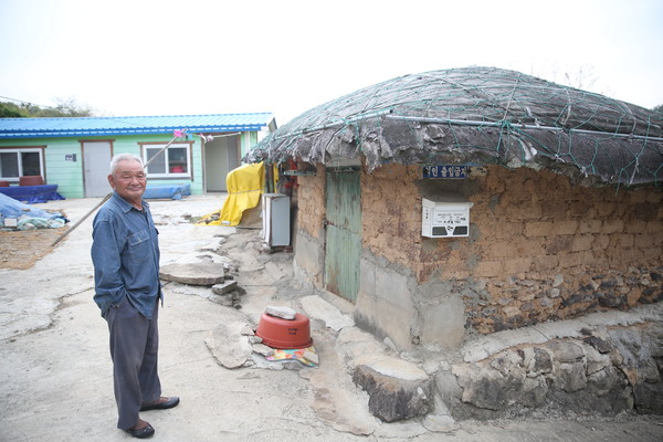 고샅에서 만난 초가집. 이태훈 할배가 부친과 함께 스무 살 때 지은 헛간채라 했다.