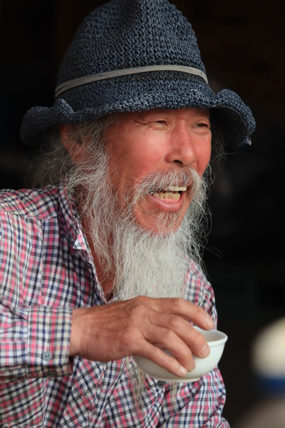 “이 자리서 태어나 지금까지 살고 있죠.” 옛 사진속 소달구지 위에 올라앉은 소년인 조찬준씨.