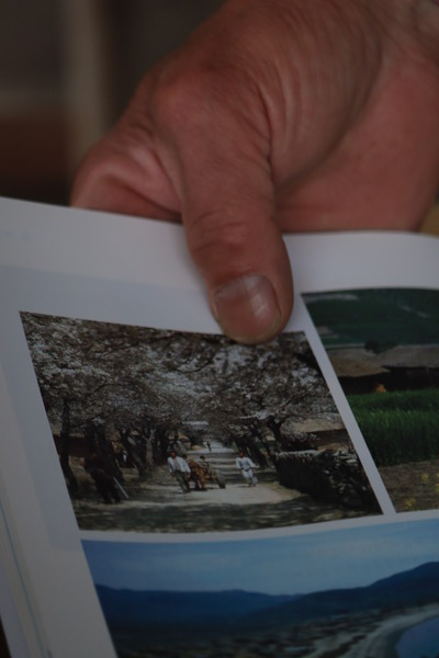 “소 고삐 잡은 사람이 우리 아부지, 옆에 가시는 분이 할아버지, 구루마 타고 있는 애가 접니다. 제 옆엔 친구 영근이가 타고 있고요.”