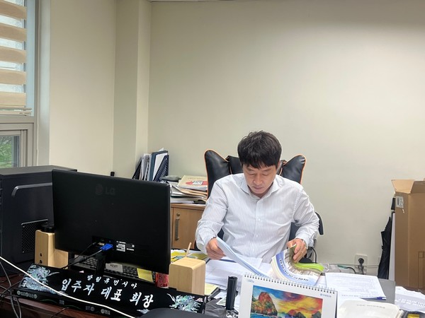 방림휴먼시아 입대위실에서 업무를 보고 있는 정현수 씨.
